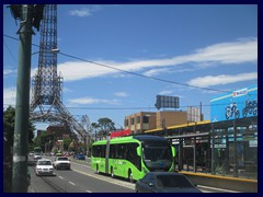 7A Avenida - Torre Refrormador and modern bus